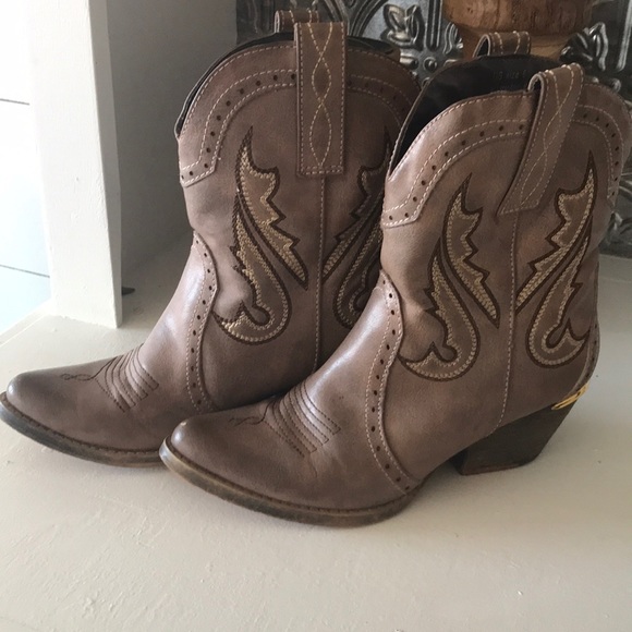 Very Volatile Shoes - Taupe Western booties. Like new
